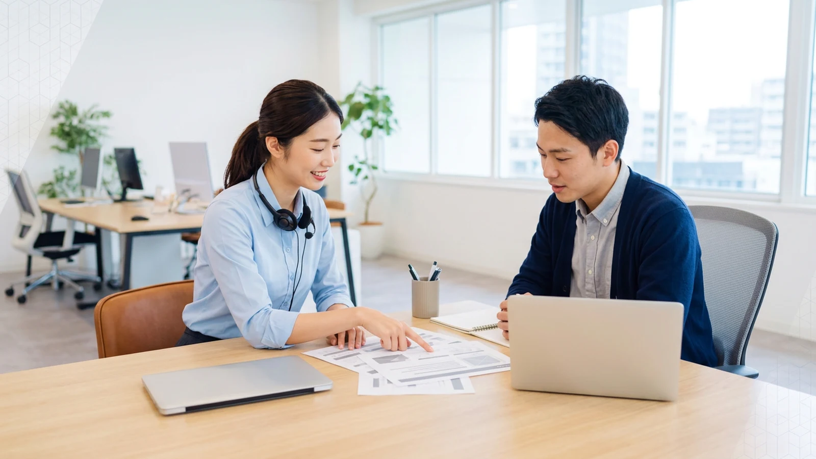 担当者どうしで問い合わせ対応の運用ルールを決めている様子
