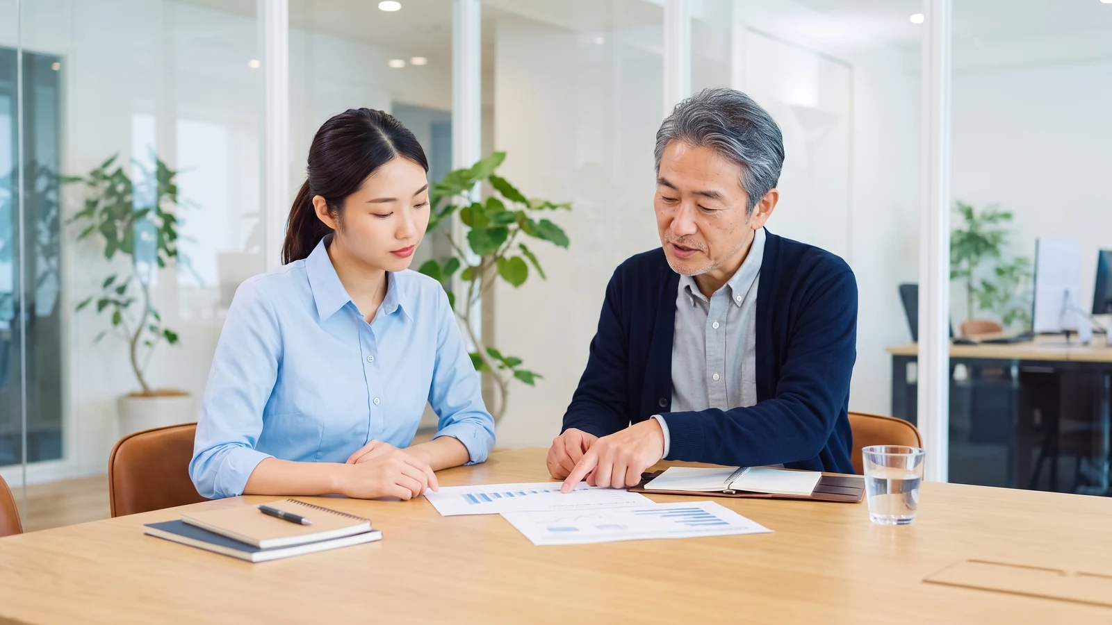 対応記録を見ながら上長と法的対応を相談する担当者