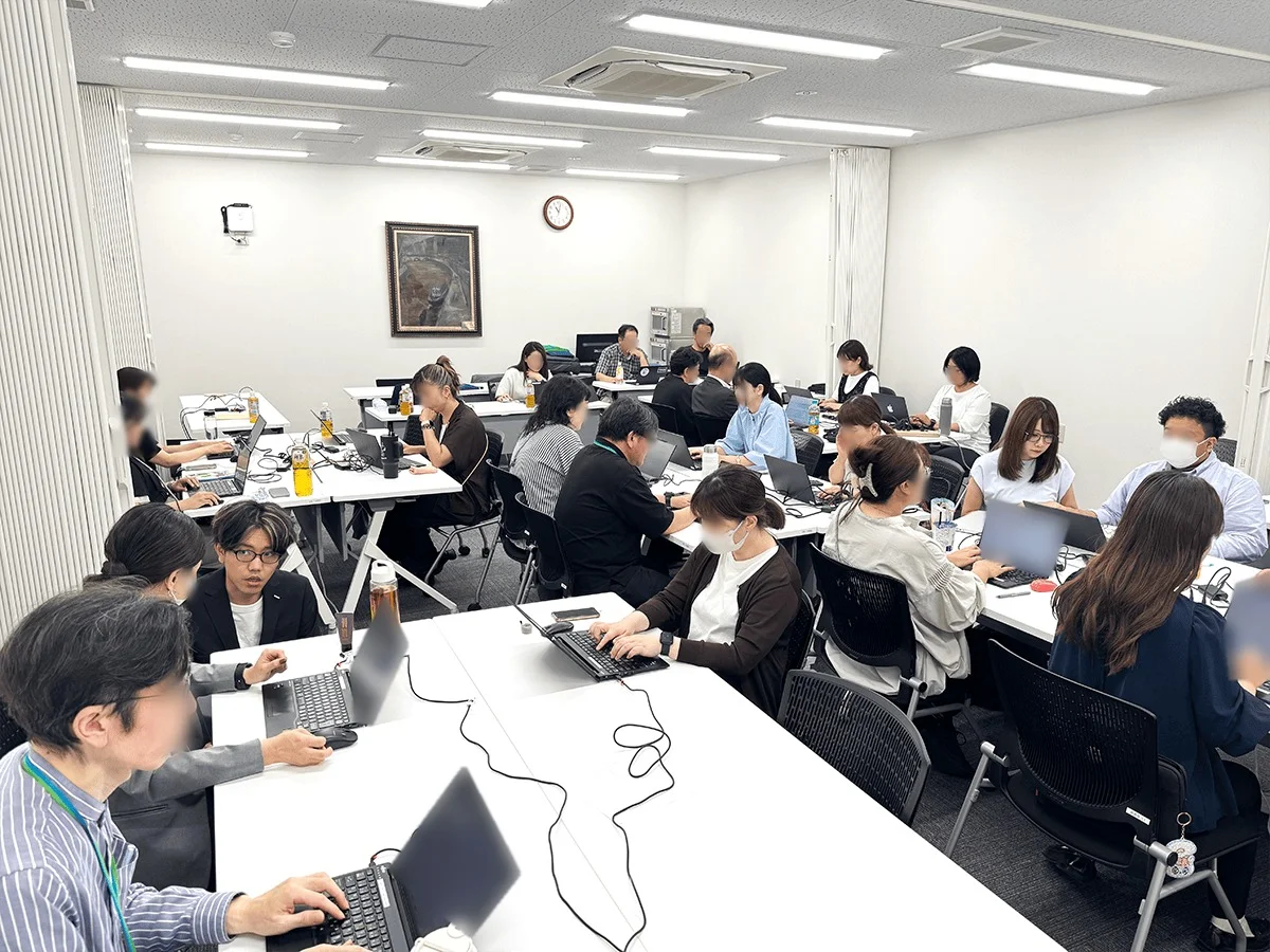 さまざまな部署から20名が参加。5グループに分かれて進めました